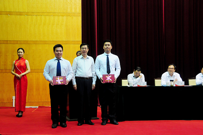 校长与毕业生代表合影